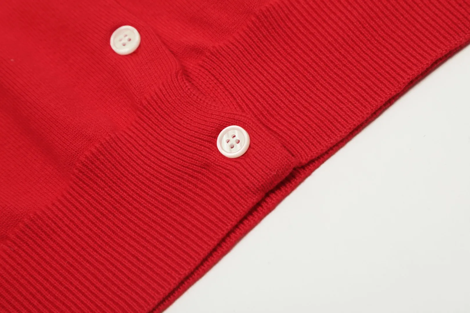 🅿️190 "Top Quality" Style Number: DS010# [Ralph Lauren Solid Color Round Neck Basic Pony Embroidered Logo Knitted Cardigan Long Sleeve] ✅Ralph Lauren Classic Basic Versatile Jersey Cardigan Long Sleeve Small Jacket ✅Main supplier of platform live broadcast wholesale entities ✅ZP quality 1:1 pattern making Scan the code to enter the GF website Counter quality ✅Details and quality The only one in Guangzhou Imported quality cotton yarn Mainly high-end Cost-effective, good quality, no need to say more ✅The version is restored to the original, loose, comfortable and stress-free, simple is high-end, classic is timeless ✅The upper body is simple and easy to match, a must-have for goddess ootd. Good-looking clothes are never picky. A must-have in the goddess’ wardrobe. Size: S-XL Color: Off-white, light blue, pink, khaki, army green, gray, navy, black, Chinese red, mint green